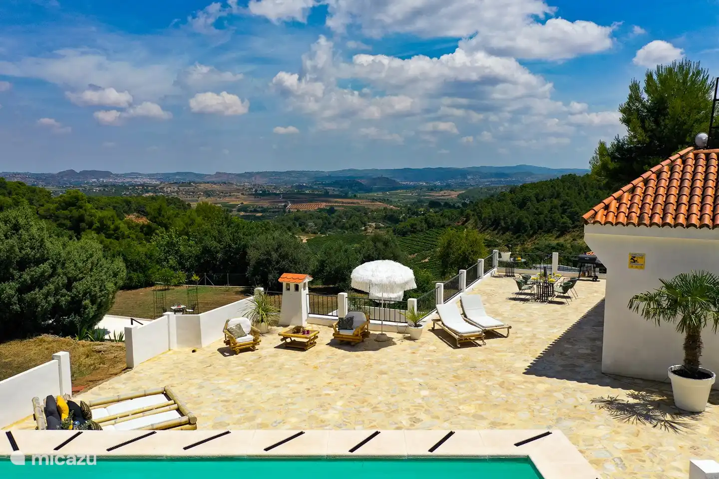 Blick auf das Tal vom Pool