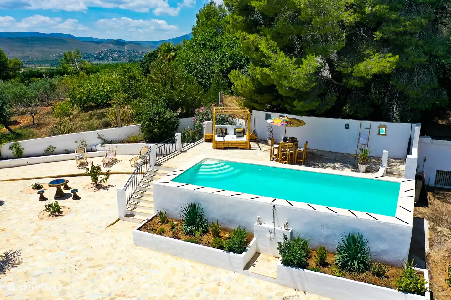 Luftaufnahme des Pools