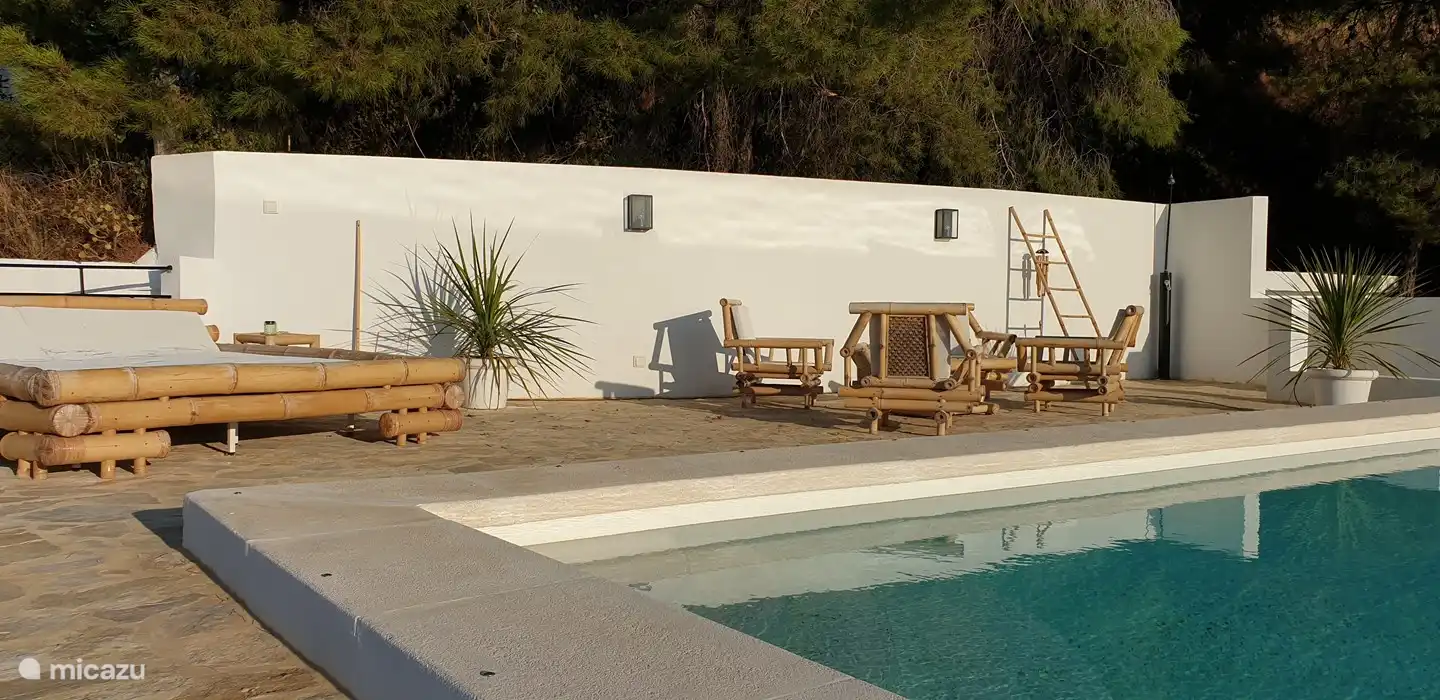 Der Pool mit eleganten Bambusmöbeln