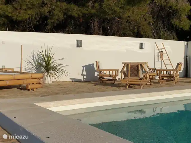 Finca Maxima | Espagne, Valence, Montroy - finca La piscine aux élégants meubles en bambou