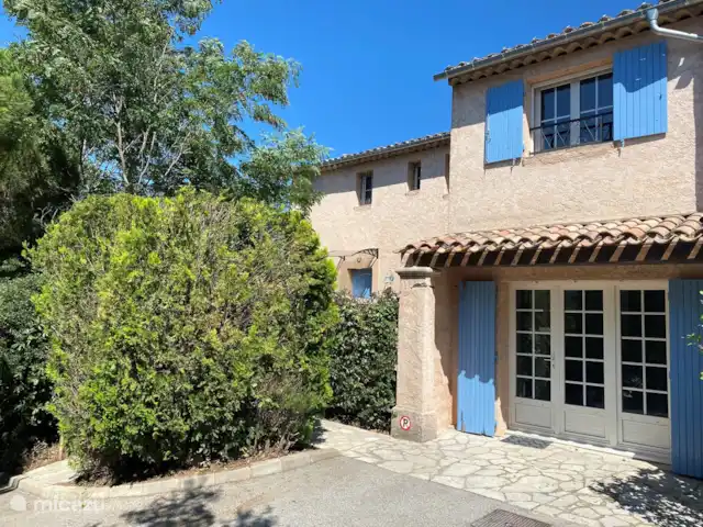 Smit France | France, Côte d'Azur, Sainte-Maxime - maison de vacances Façade de la maison (ces portes sont du studio et cette pièce est privée, à l'étage se trouve une jolie chambre avec salle de bain)