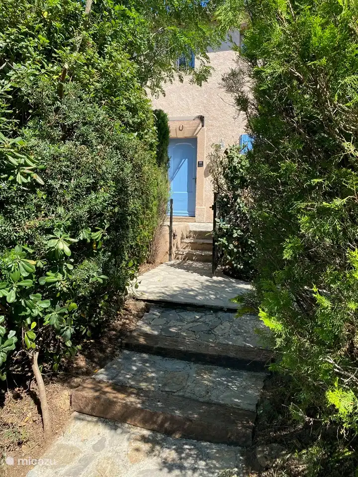 Chemin vers la porte d'entrée