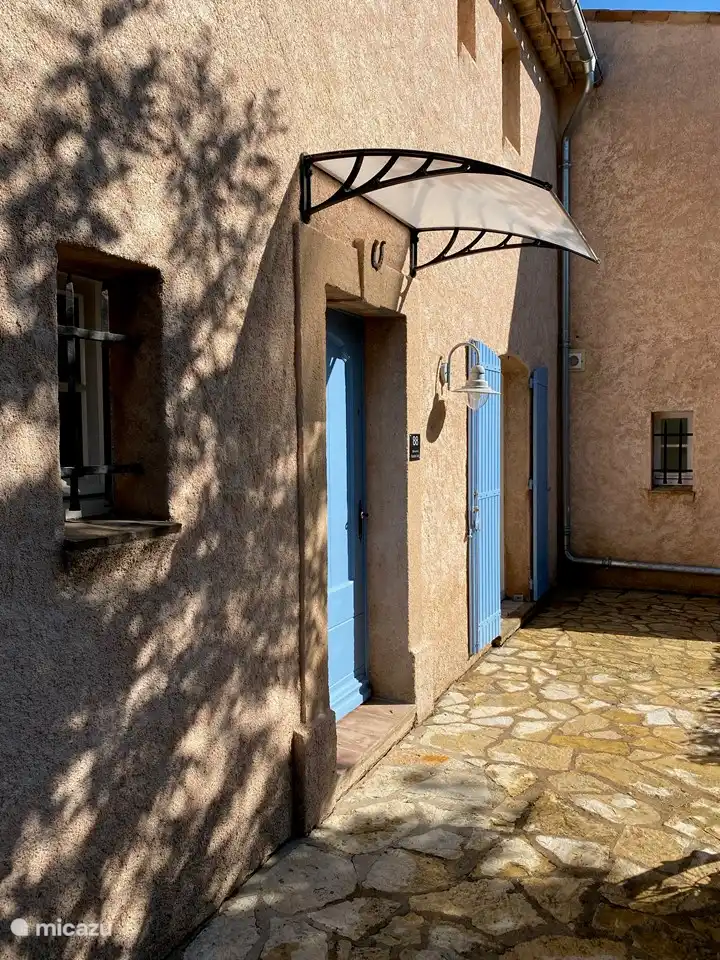 Porte d'entrée avec auvent