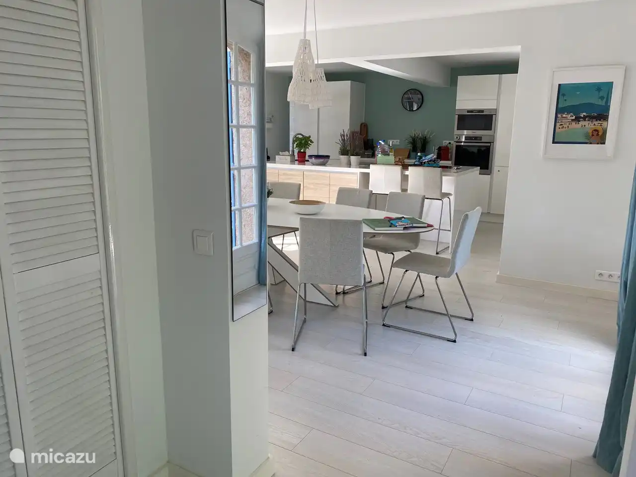 entrée sur salle à manger, cuisine et salon