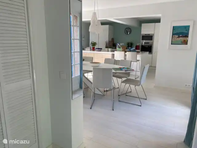 Smit France | France, Côte d'Azur, Sainte-Maxime - maison de vacances entrée sur salle à manger, cuisine et salon