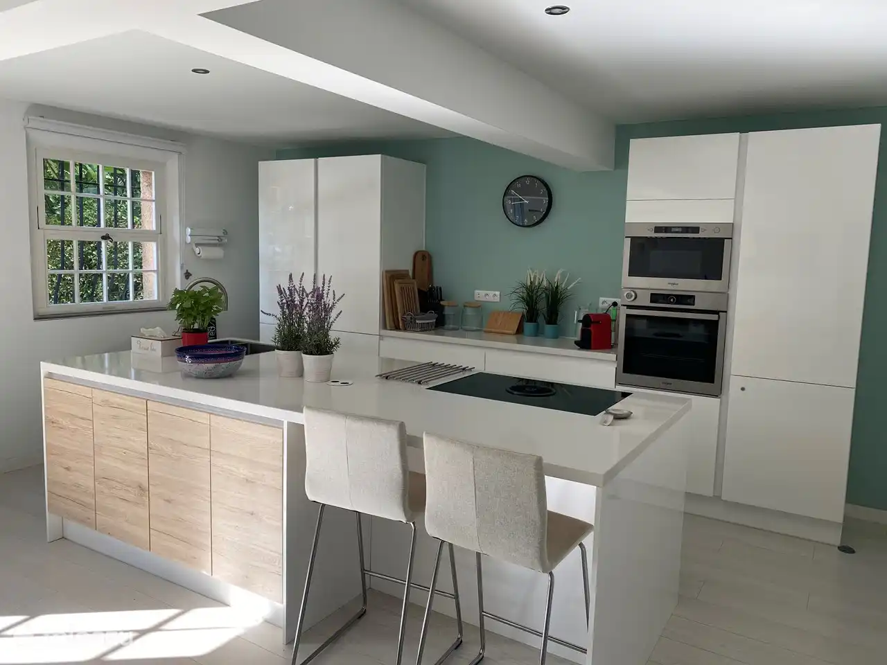 Cuisine ouverte avec îlot de cuisson. (la fenêtre donne sur la cour arrière)