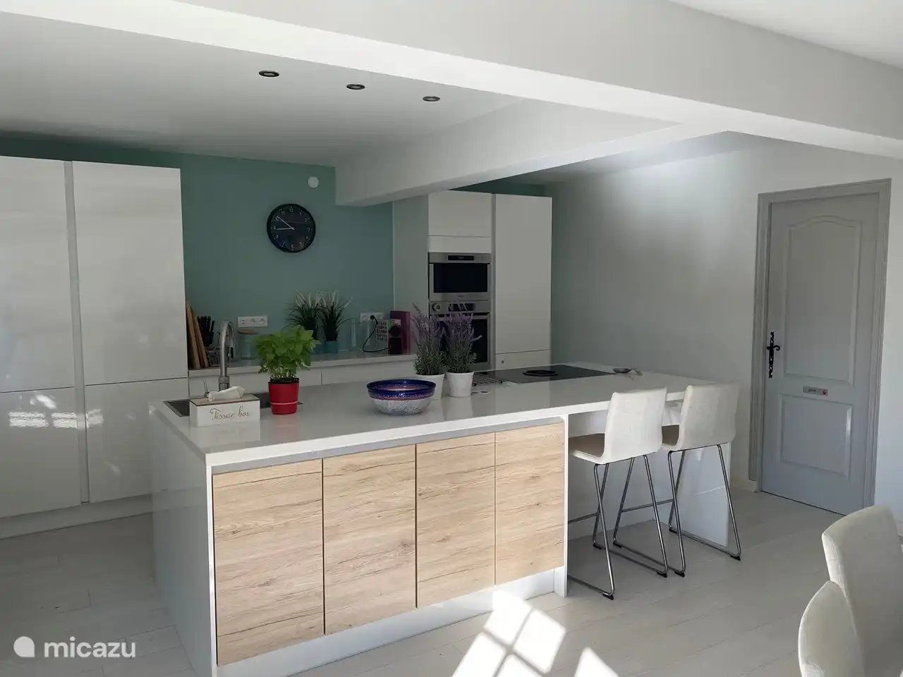 Cuisine ouverte avec porte sur studio privé.