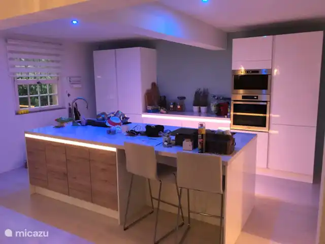 Smit France | France, Côte d'Azur, Sainte-Maxime - maison de vacances Cuisine avec éclairage coloré au-dessus de l'îlot de cuisson.