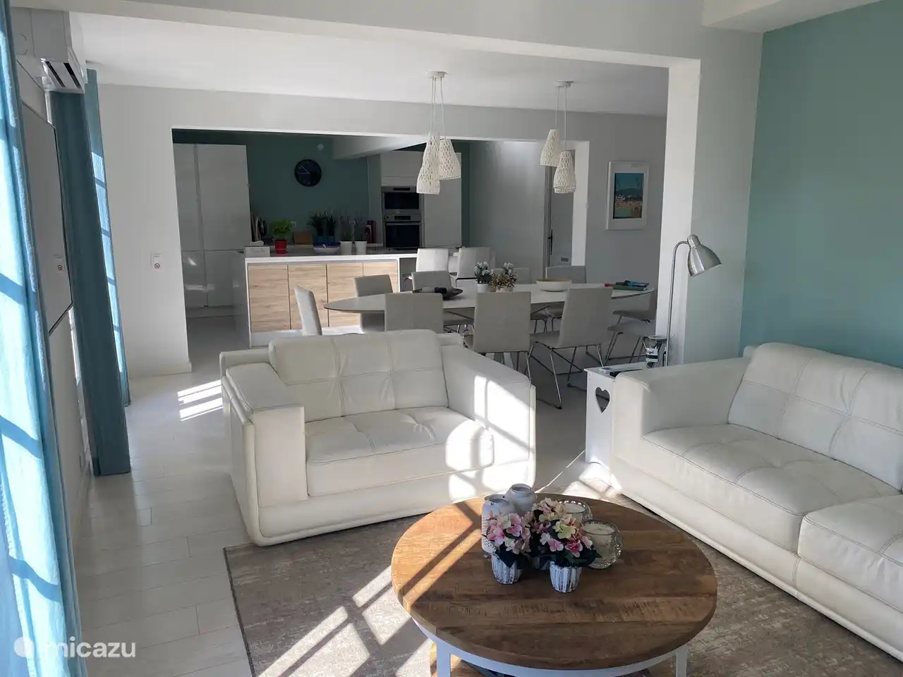 Regardez à travers le salon vers la salle à manger et la cuisine ouverte