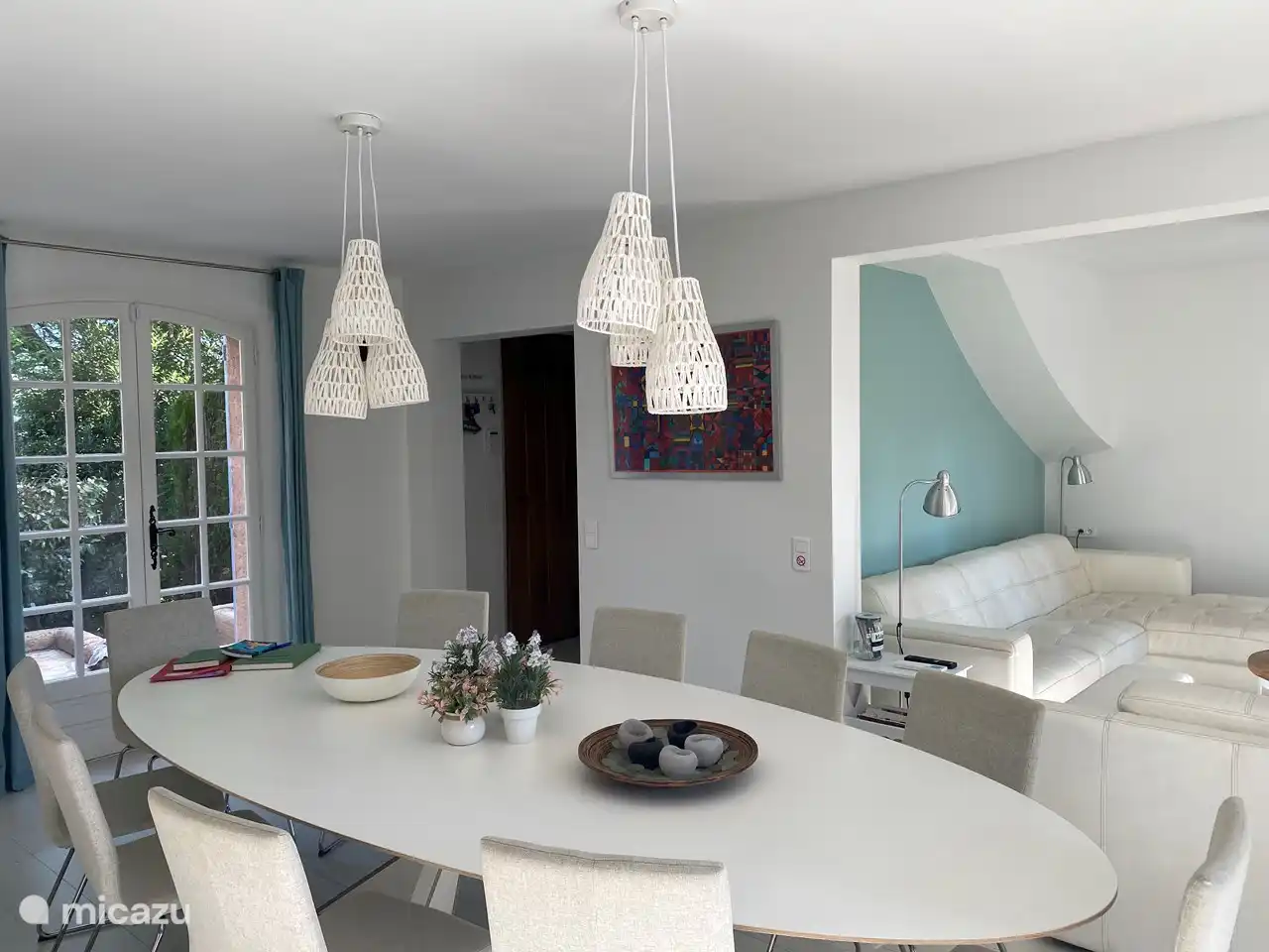 Salle à manger avec vue sur portes françaises à l'avant et couloir à l'étage.