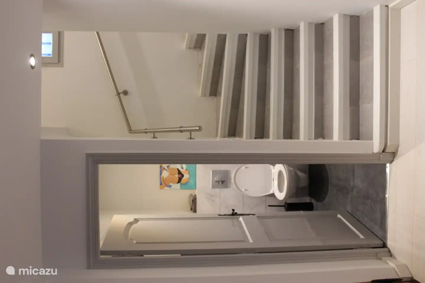 Escaliers à l'étage et toilettes au rez-de-chaussée