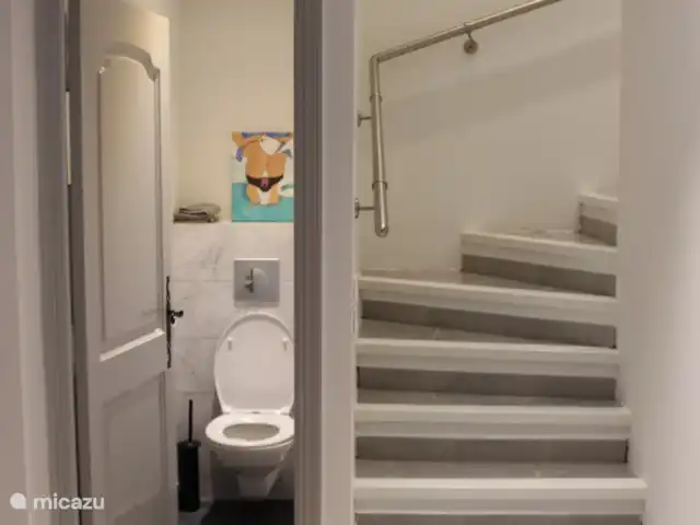 Smit France | France, Côte d'Azur, Sainte-Maxime - maison de vacances Escaliers à l'étage et toilettes au rez-de-chaussée