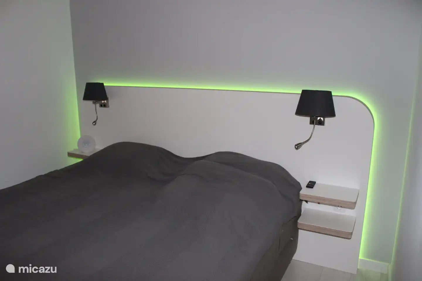 Chambre 1 (arrière de la maison) avec placard et éclairage LED coloré derrière le lit. Lampe de chevet et lampe de lecture séparée