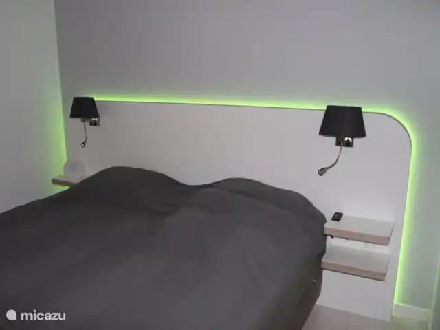 Smit France | France, Côte d'Azur, Sainte-Maxime - maison de vacances Chambre 1 (arrière de la maison) avec placard et éclairage LED coloré derrière le lit. Lampe de chevet et lampe de lecture séparée