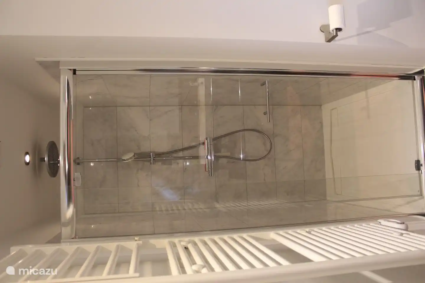 douche dans la salle de bain 1