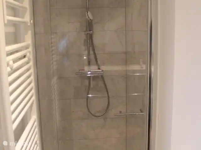 Smit France | France, Côte d'Azur, Sainte-Maxime - maison de vacances douche dans la salle de bain 1