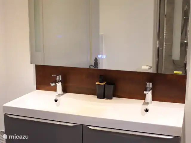Smit France | France, Côte d'Azur, Sainte-Maxime - maison de vacances double vasque dans la salle de bain 1