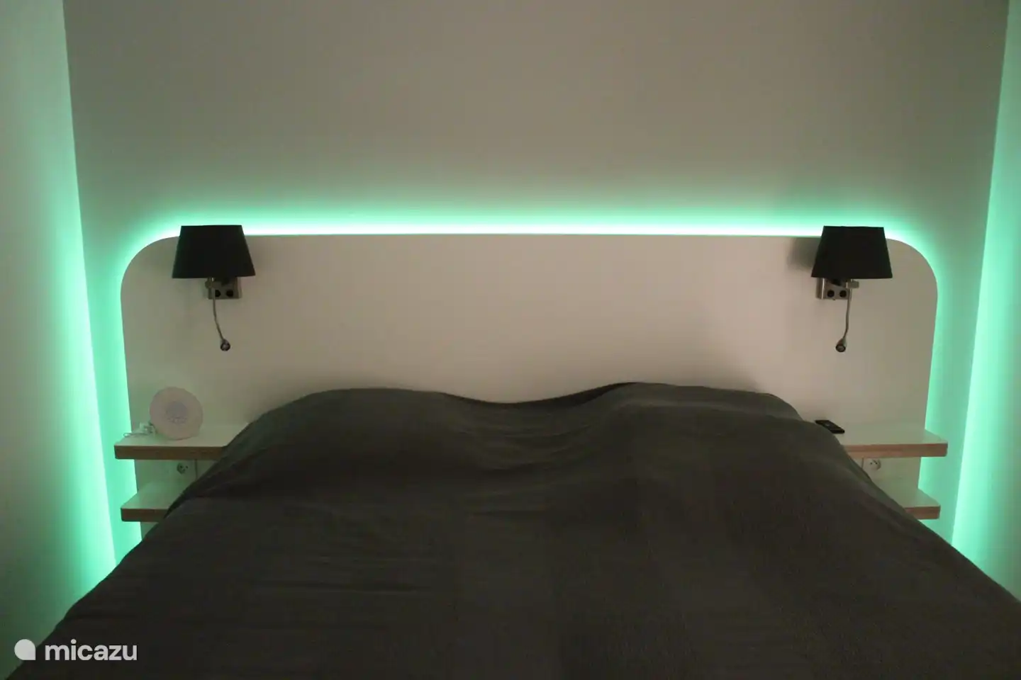 Chambre 2 (arrière de la maison) avec placard et éclairage LED coloré derrière le lit. Lampe de chevet et lampe de lecture séparée