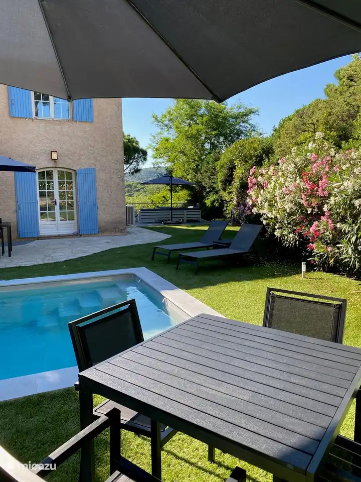 Le soir à 19h00, vous pouvez toujours vous asseoir ici au soleil