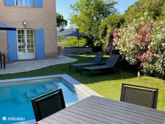 Smit France | France, Côte d'Azur, Sainte-Maxime - maison de vacances Le soir à 19h00, vous pouvez toujours vous asseoir ici au soleil