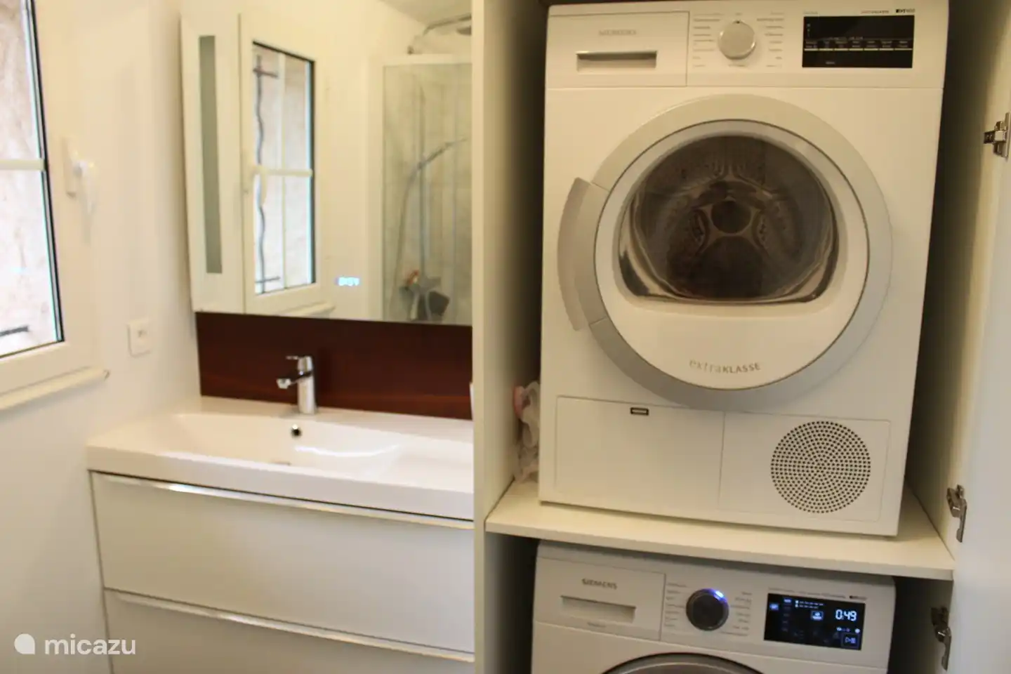 Lavabo et Laveuse et sécheuse dans la salle de bain 2