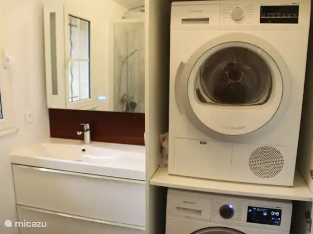 Smit France | France, Côte d'Azur, Sainte-Maxime - maison de vacances Lavabo et Laveuse et sécheuse dans la salle de bain 2