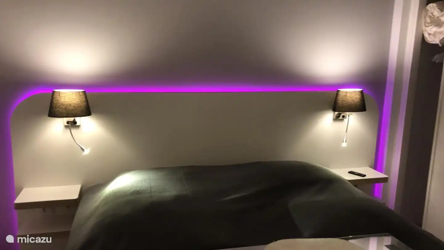 Chambre 3 (arrière de la maison) avec placard et éclairage LED coloré derrière le lit. Lampe de chevet et lampe de lecture séparée