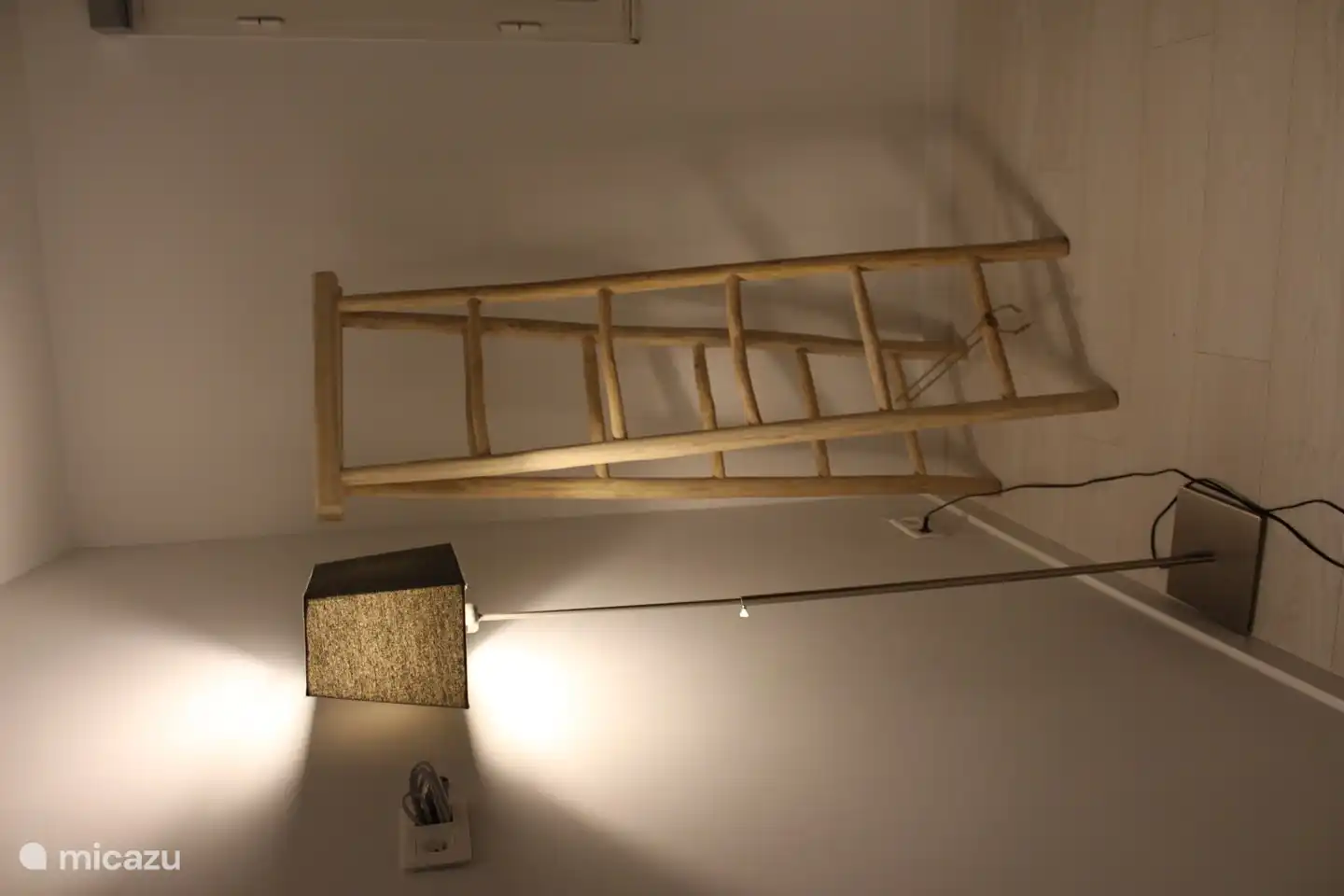 Chaque chambre dispose d'un lampadaire et d'un escalier pour les vêtements.