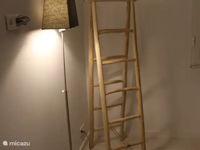 Smit France | France, Côte d'Azur, Sainte-Maxime - maison de vacances Chaque chambre dispose d'un lampadaire et d'un escalier pour les vêtements.