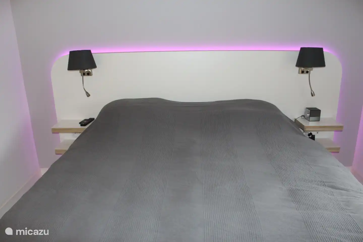 Chambre 4 (avant de la maison) avec placard et éclairage LED coloré derrière le lit. Lampe de chevet et lampe de lecture séparée.