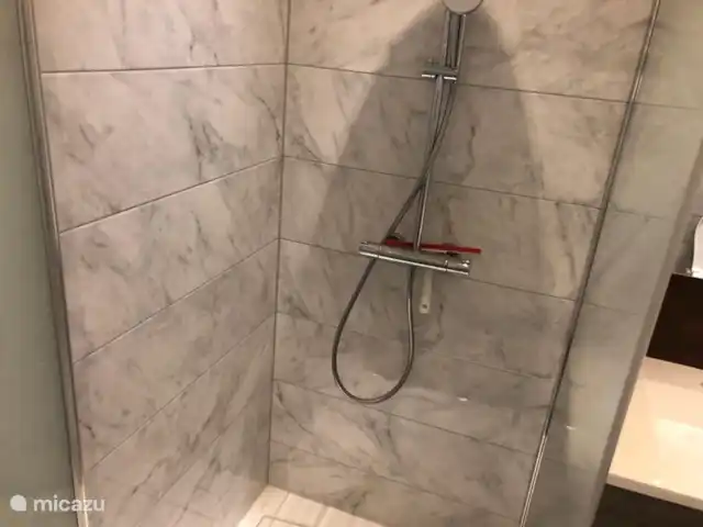 Smit France | France, Côte d'Azur, Sainte-Maxime - maison de vacances douche dans la salle de bain 3