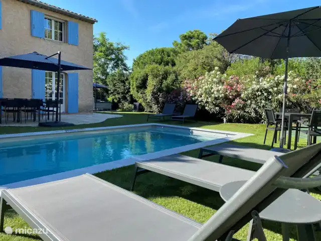 Smit France | France, Côte d'Azur, Sainte-Maxime - maison de vacances Agréable au soleil du soir ! 5 transats dans le jardin.
