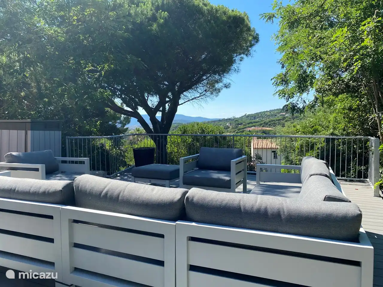 Salon avec vue sur la vallée