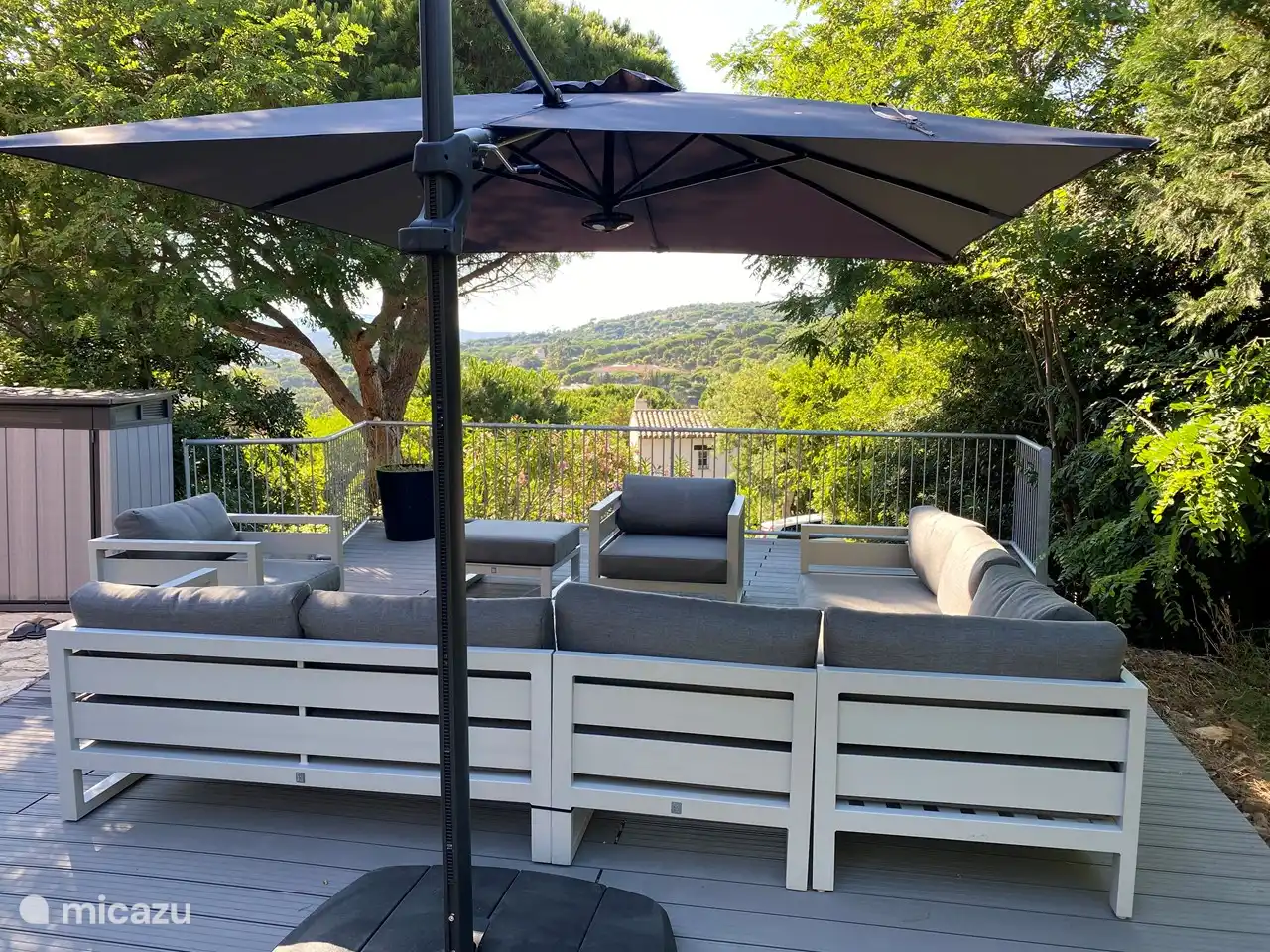 Salon de jardin avec grand parasol