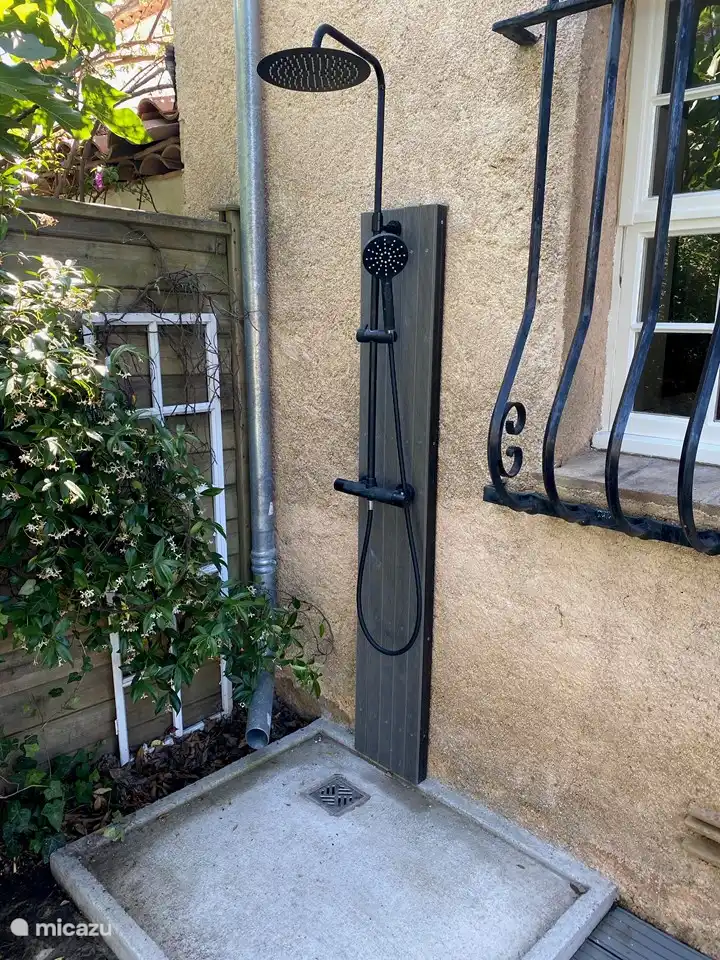 Douche extérieure avec eau chaude et froide