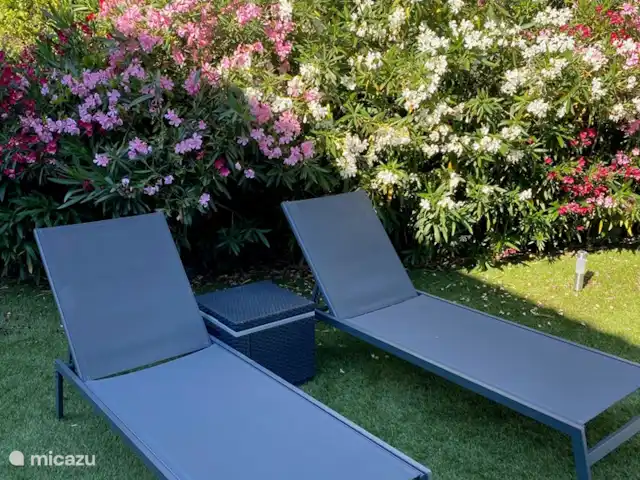 Smit France | France, Côte d'Azur, Sainte-Maxime - maison de vacances 2 des 5 transats du jardin