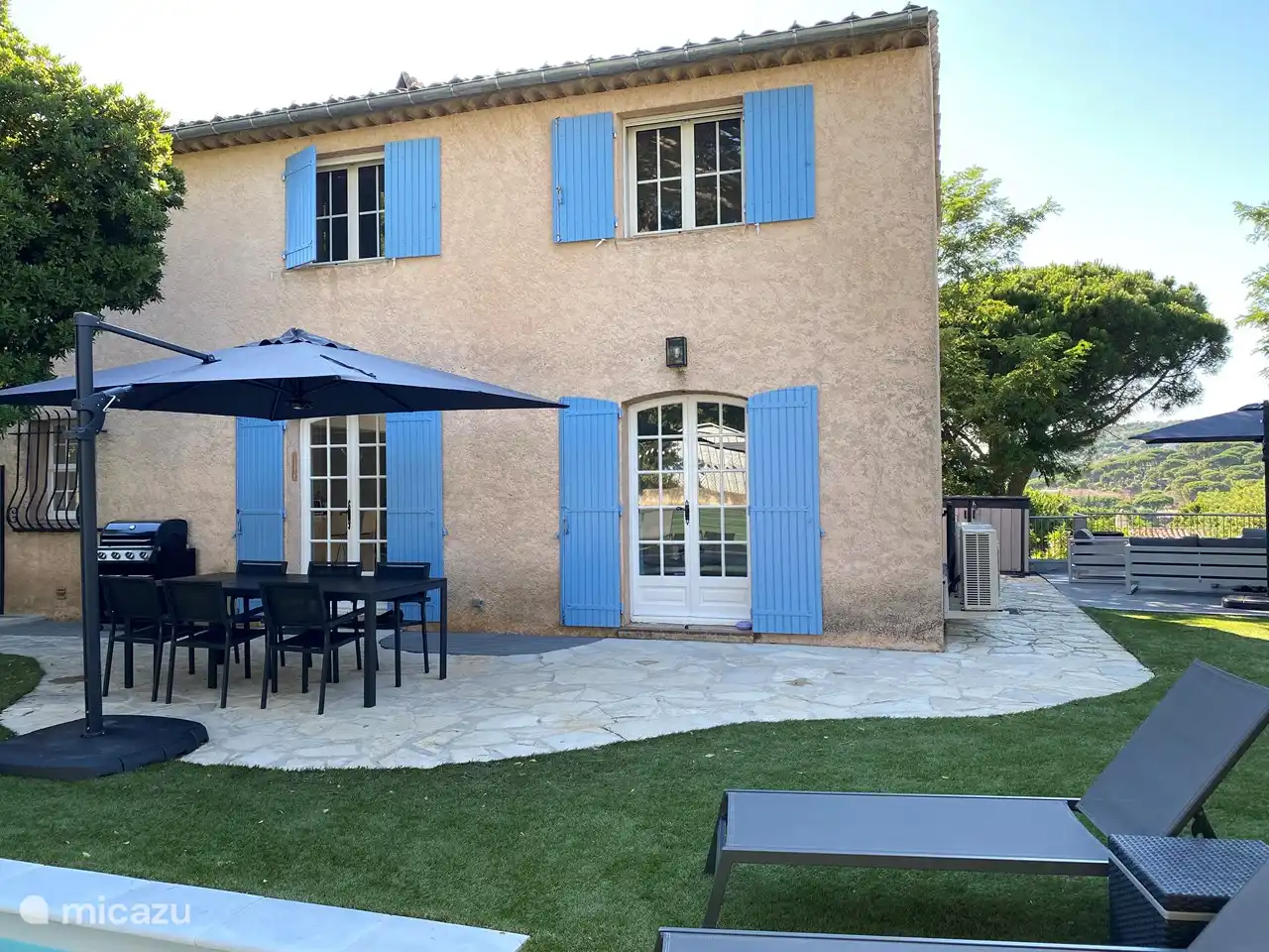 Retour avec vue sur la terrasse latérale