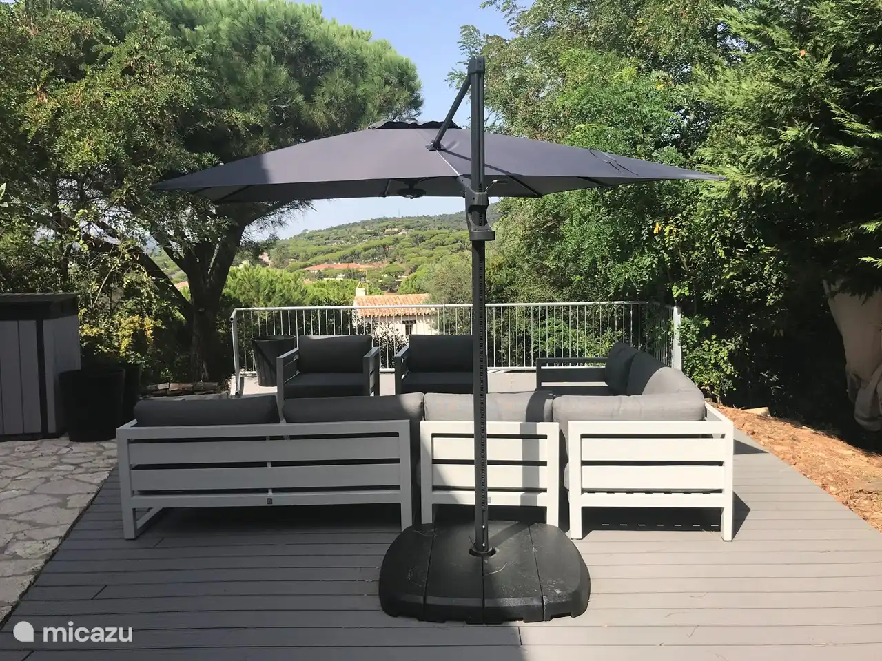 Terrasse latérale avec grand salon &amp; belle vue