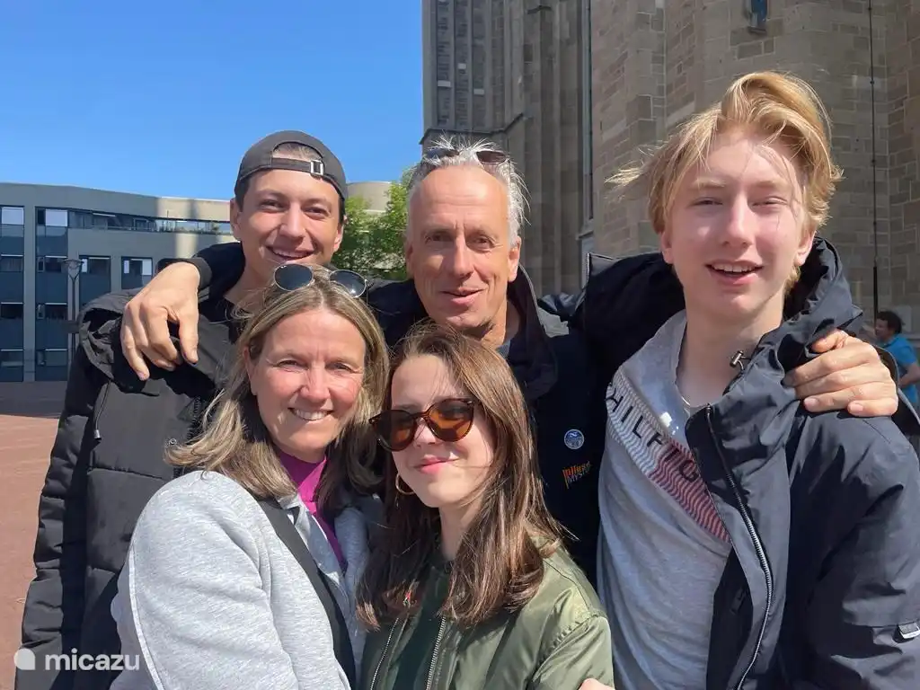 C'est nous... la famille Smit. fltr Bikkel, Peter Jan, Raff, Mirjam &amp; Keet