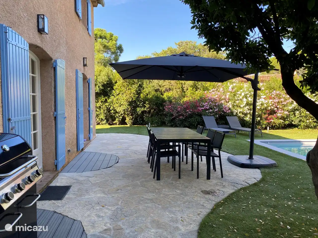 grande terrasse avec table (peut ajouter une autre table)