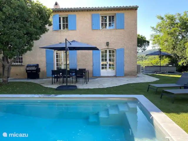 Smit France | France, Côte d'Azur, Sainte-Maxime - maison de vacances De belles marches dans la piscine et un banc pour s'asseoir et se rafraîchir
