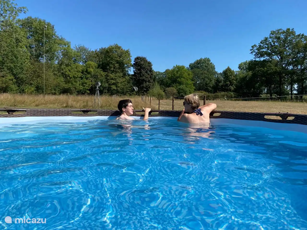 Während der Sommerferien haben wir ein schönes Schwimmbad für unsere Gäste