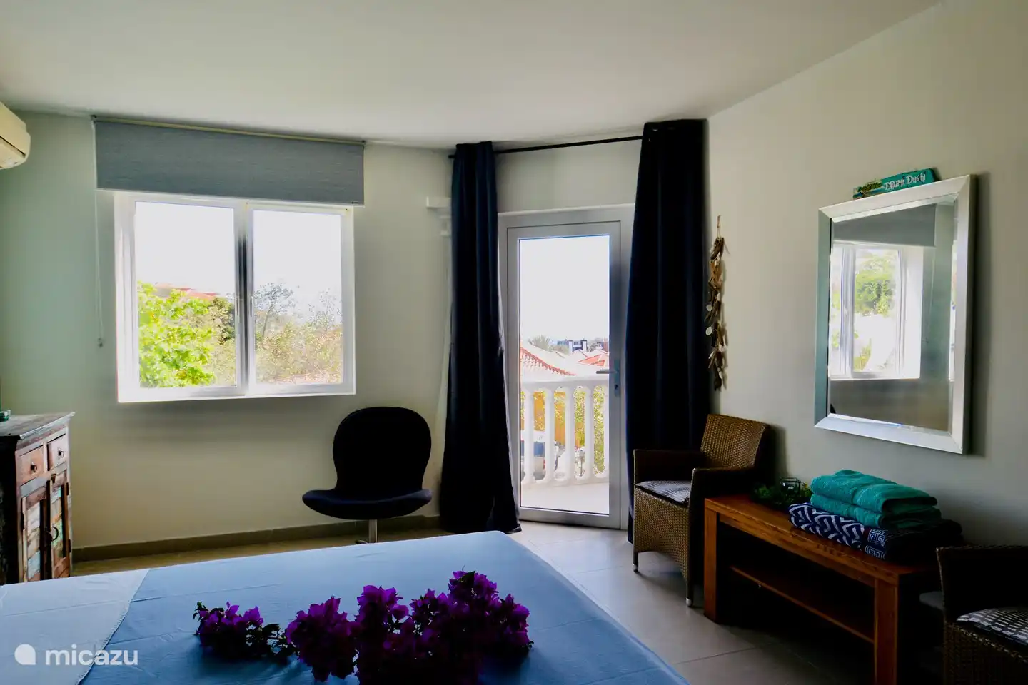 Chambre spacieuse avec lit double et surmatelas