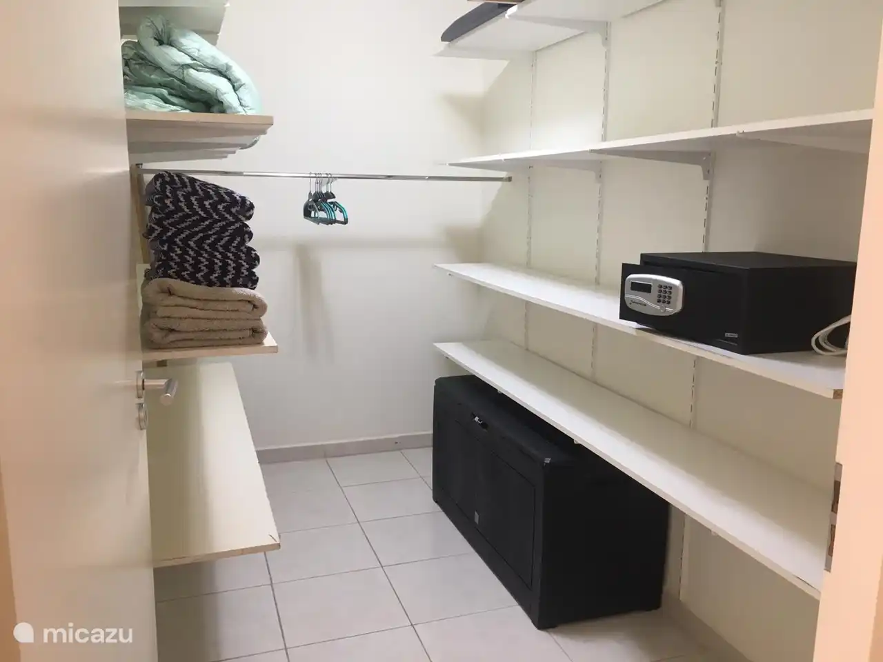 Garde-robe walk-in dans la chambre