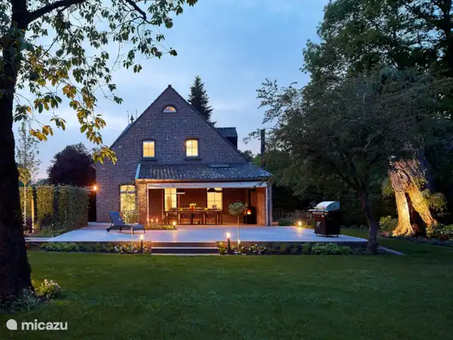 Kasteelhoeve d'Erp huren in Nederland, Limburg, Baarlo - villa Aanzicht vanuit de tuin
