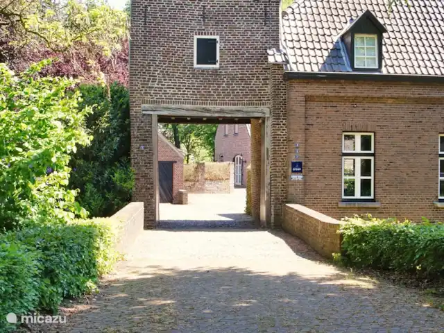 Kasteelhoeve d'Erp huren in Nederland, Limburg, Baarlo - villa toegangsspoort