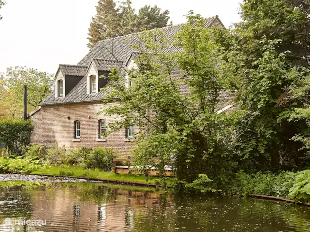 Kasteelhoeve d'Erp huren in Nederland, Limburg, Baarlo - villa Gracht die de woning omringd