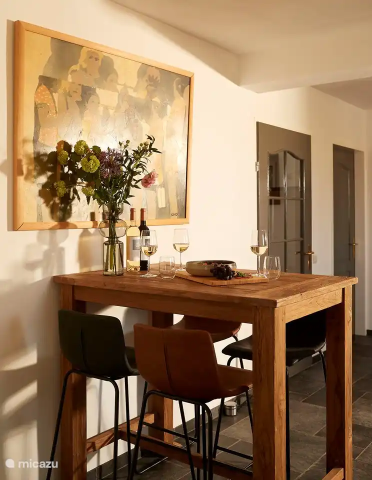 Enjoy a drink at this borretafel.