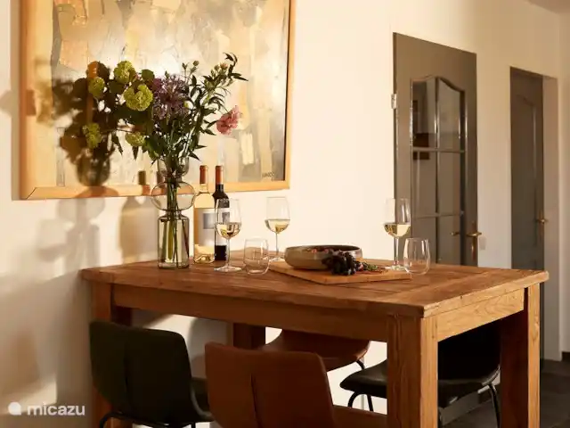 Kasteelhoeve d'Erp huren in Nederland, Limburg, Baarlo - villa Borrel heerlijk aan deze borretafel.
