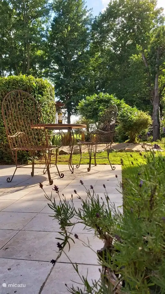 Meerdere zitjes in de privétuin